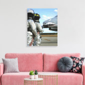 Brandweerlieden plaatsen een brandslang tijdens ee canvas afdruk (Insitu (Woonkamer))