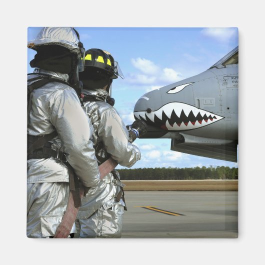 Brandweerlieden plaatsen een brandslang tijdens ee magneet (Voorkant)