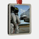 Brandweerlieden plaatsen een brandslang tijdens ee metalen ornament (Rechts)