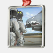 Brandweerlieden plaatsen een brandslang tijdens ee metalen ornament (Links)