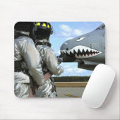 Brandweerlieden plaatsen een brandslang tijdens ee muismat (Met muis)