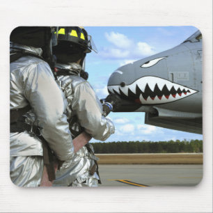 Brandweerlieden plaatsen een brandslang tijdens ee muismat