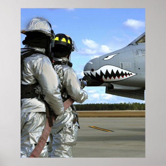 Brandweerlieden plaatsen een brandslang tijdens ee poster (Voorkant)