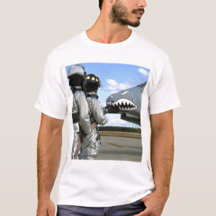 Brandweerlieden plaatsen een brandslang tijdens ee t-shirt