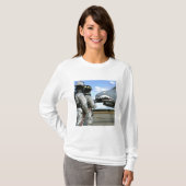 Brandweerlieden plaatsen een brandslang tijdens ee t-shirt (Voorkant volledig)