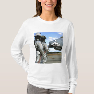 Brandweerlieden plaatsen een brandslang tijdens ee t-shirt