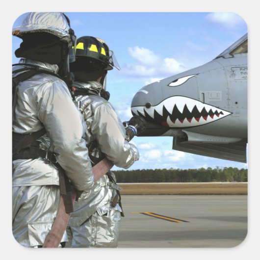 Brandweerlieden plaatsen een brandslang tijdens ee vierkante sticker (Voorkant)