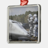 Brandweerlieden reageren op de scène metalen ornament (Links)