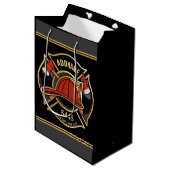 Brandweerman ADD NAME Brandweerpost Badge Medium Cadeauzakje (Voorkant Gekanteld)
