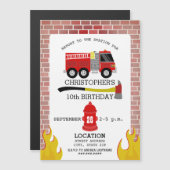 Brandweerman baksteen vlammen bijl hydrant verjaar magnetische uitnodiging (Voorkant / Achterkant)