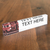 brandweerman die een vrachtwagen met een vuurgekle naambordje (Zijkant)