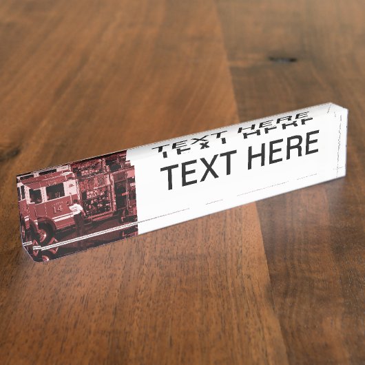 brandweerman die een vrachtwagen met een vuurgekle naambordje (Zijkant)