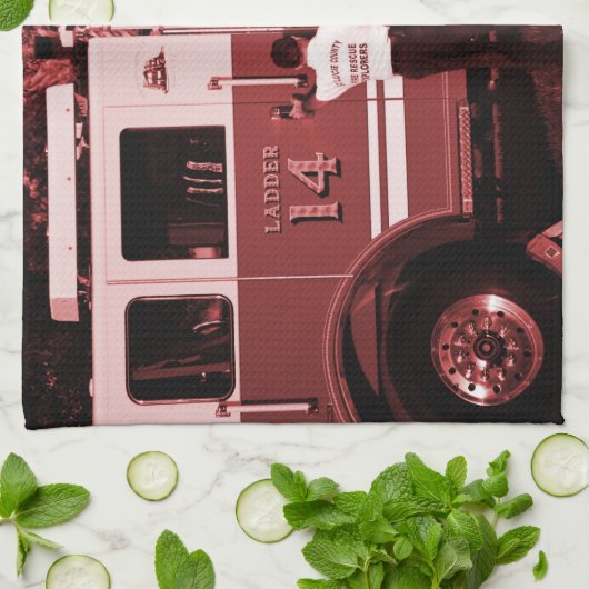 brandweerman die een vrachtwagen met een vuurgekle theedoek (Gevouwen)