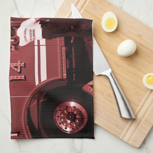 brandweerman die een vrachtwagen met een vuurgekle theedoek (Quarter Fold)