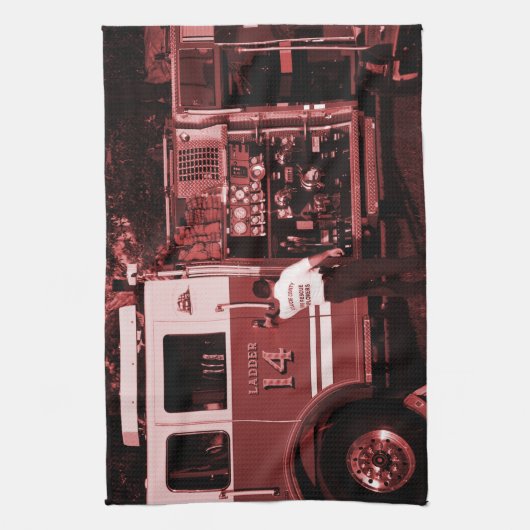 brandweerman die een vrachtwagen met een vuurgekle theedoek (Verticaal)