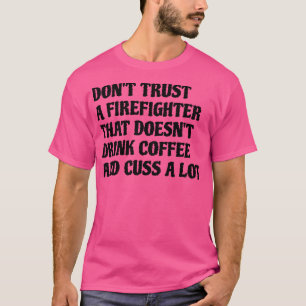 Brandweerman die koffie Drink, kauwt veel T-shirt