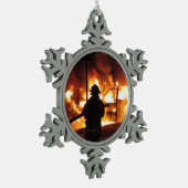 brandweerman in de vlammen tin sneeuwvlok ornament (Links)
