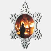 brandweerman in de vlammen tin sneeuwvlok ornament (Rechts)