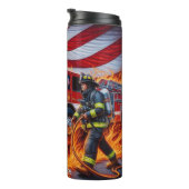 Brandweerman met slang en brandweerwagen thermosbeker (Geroteerd rechts)