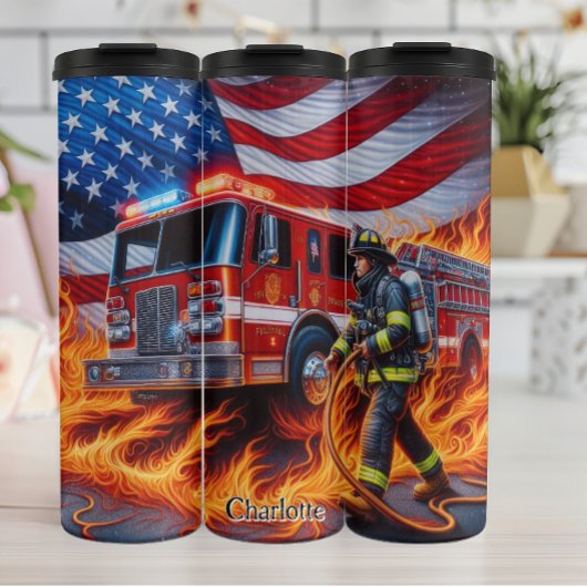 Brandweerman met slang en brandweerwagen thermosbeker