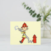 Brandweerman met slangshirts en cadeautjes briefkaart (Staand voorkant)