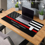 Brandweerman op maat van de dunne rode lijn bureaumat<br><div class="desc">Dunne rode lijn Brandweerbalie Mat - Amerikaanse vlag in de kleuren van de brandweervlag, modern zwart en rood ontwerp. Personaliseer met brandweerman naam en rang. Deze gepersonaliseerde bureaumat van de brandweerman is perfect voor brandweerafdelingen en brandweer en brandweerman. COPYRIGHT © 2023 Judy Burrows, Black Dog Art - Alle rechten voorbehouden....</div>