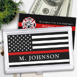 Brandweerman op maat van de dunne rode lijn visitekaarthouder<br><div class="desc">Thin Red Line Business Card Case - Amerikaanse vlag in brandweervlagkleuren, modern zwart rood design. Personaliseer met het hoesje van het visitekaartje van de brandweerman met brandweernaam. Deze gepersonaliseerde brandweerhouder is perfect voor brandweerlieden en brandweerafdelingen, een prachtig geschenk voor een brandweerdienst of een afstuderen voor brandweer. COPYRIGHT © 2020 Judy...</div>