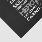 brandweerman zet gekwalificeerde kracht aan tot co tissuepapier (Detail)