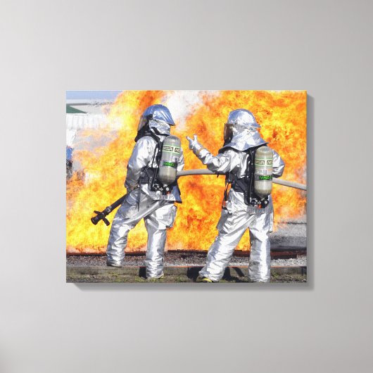 Brandweermannen vechten tegen gesimuleerde brand canvas afdruk (Voorkant)