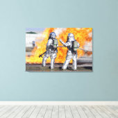 Brandweermannen vechten tegen gesimuleerde brand canvas afdruk (Insitu (Houten vloer))
