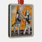Brandweermannen vechten tegen gesimuleerde brand metalen ornament (Rechts)