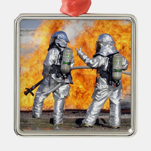 Brandweermannen vechten tegen gesimuleerde brand metalen ornament (Voorkant)