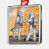 Brandweermannen vechten tegen gesimuleerde brand metalen ornament (Links)