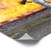 Brandweermannen vechten tegen gesimuleerde brand poster (Hoek)