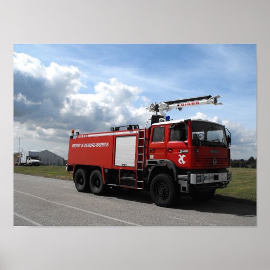 Brandweermotor op luchthaven Cherbourg Frankrijk Poster (Voorkant)