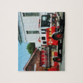 Brandweermotor vooraan brandblusstation legpuzzel (Verticaal)