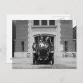 Brandweermotorpersoneel in Firehouse, 1925 Briefkaart (Voorkant / Achterkant)