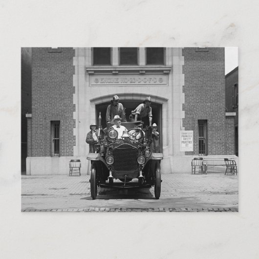 Brandweermotorpersoneel in Firehouse, 1925 Briefkaart (Voorkant)