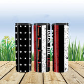 Brandweervlammen afgezet tegen rood thermosbeker