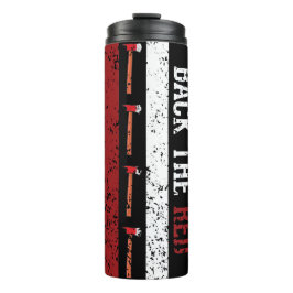 Brandweervlammen afgezet tegen rood thermosbeker