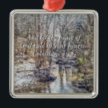 Branson Herfst Creek Winter Snow Painterly Ornamen Metalen Ornament<br><div class="desc">Inspirerend versiering met bijbelvers: En laat de vrede van God heersen in je hart. Colossians 3:15 en een schilderij van een beboste rustige winterseizoensscène tijdens een sneeuwval langs de Herfst Creek in Branson Missouri, Verenigde Staten in de Ozarks. Op zoek naar meer prints of producten? Je kunt mijn winkel bezoeken:...</div>