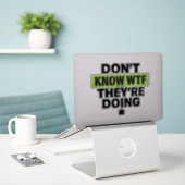 Brat Green Design – Weet niet wat ze aan het doen Sticker (Laptop op bureau)