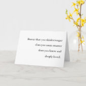 Braver Stronger Smarter Loved Quote Design Kaart (Gele Bloem)