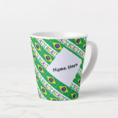 Braziliaanse vlag betegeld gepersonaliseerd latte mok (Rechterhoek)