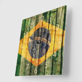 Braziliaanse vlag op bijtende houten achtergrond vierkante klok (Hoek)