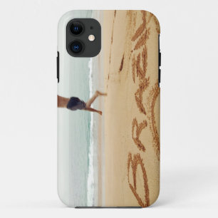 BRAZILIË. Man met ontbloot bovenlijf die een zwemp iPhone 11 Hoesje