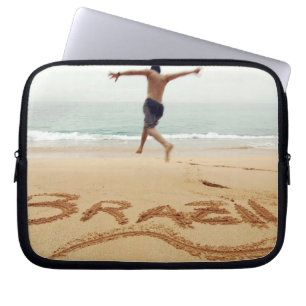 BRAZILIË. Man met ontbloot bovenlijf die een zwemp Laptop Sleeve