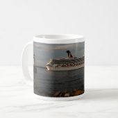 Breakwater Light - Cruiseschip verlaat de haven. Koffiemok (Voorkant links)