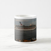 Breakwater Light - Cruiseschip verlaat de haven. Koffiemok (Center)