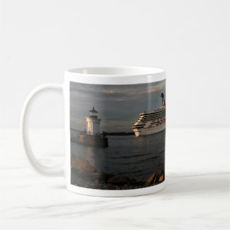 Breakwater Light - Cruiseschip verlaat de haven. Koffiemok